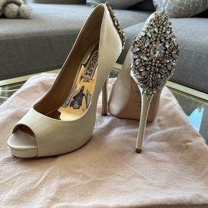Like new only worn once Badgley Mischka beige sparkle heel